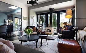 Harts Lane Haus- Outdoor Entertainer, Pet Friendly